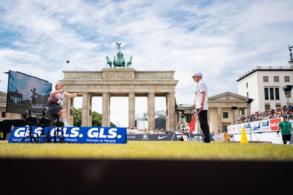 Silas Ristl (LAC Essingen) beim Kugelstossen waehrend der deutschen Leichtathletik-Meisterschaften auf dem Pariser Platz am 24.06.2022 in Berlin